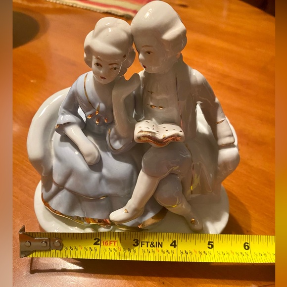 Vintage Colonial Porcelain 80’s Blue & White Couple Figurine Sitting on Sofa - Picture 11 of 15